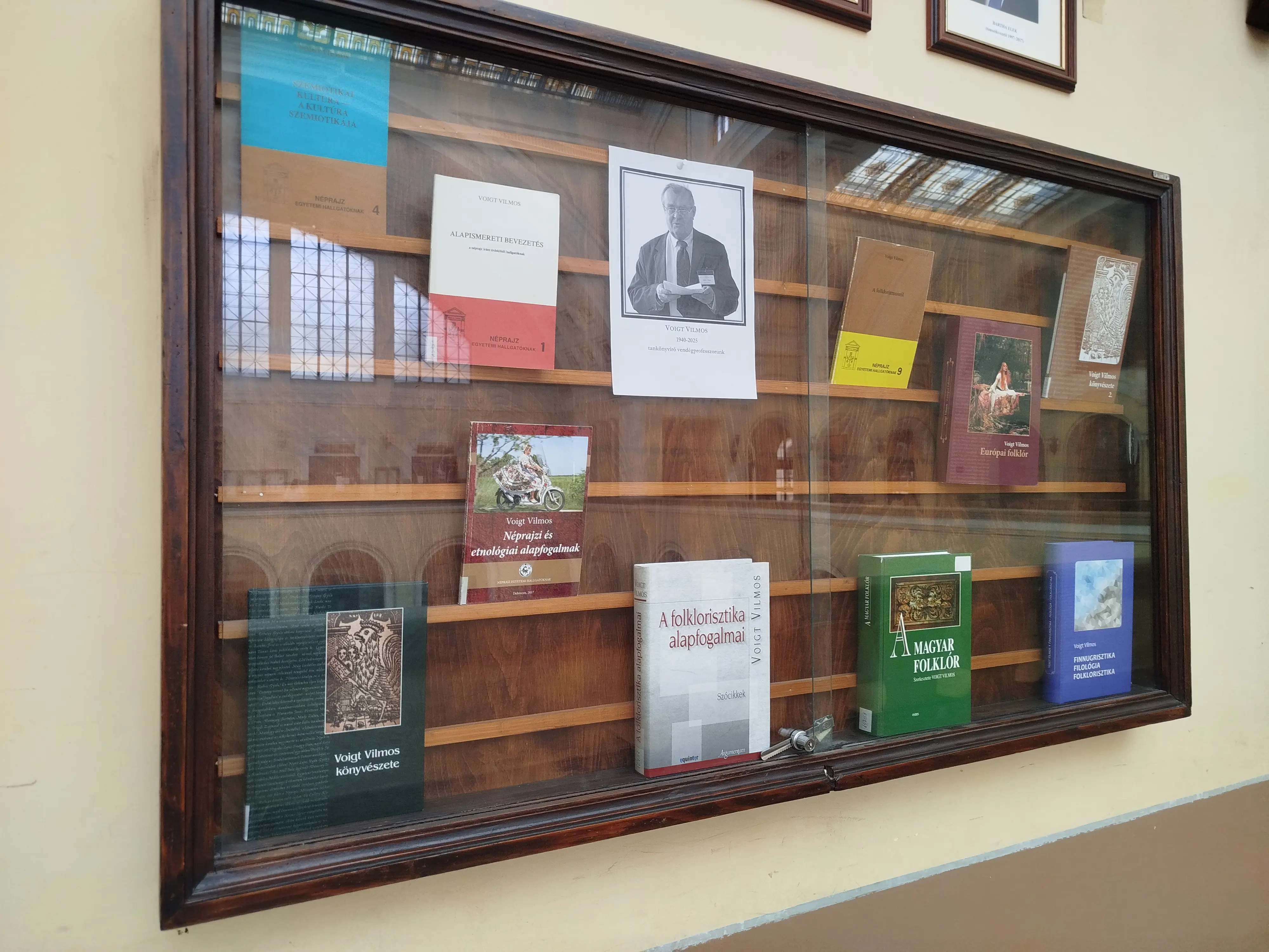 Vitrin, Voigt Vilmos k&ouml;nyveivel